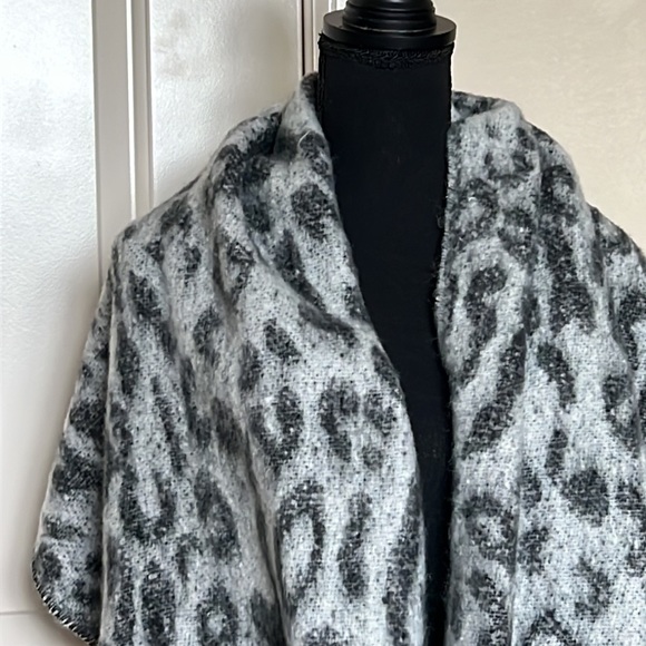 Steve Madden animal print wrap shawl - Picture 2 of 3